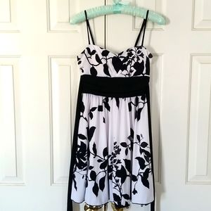 EUC Women's Junior Semi-Formal Dress Size Small